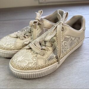 Woman's Fashion Sneakers Marc Fisher Spryng Sneaker